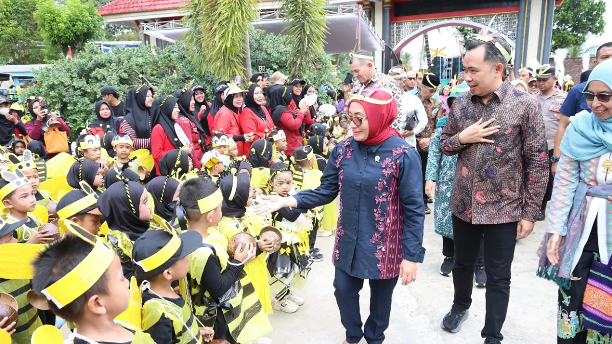 BERI SEMANGAT: Menteri PPPA Arifatul Choiri Fauzi (jilbab merah) ditemani Bupati Gus Fawait dan Direktur Tanoker Farha Ciciek, menyapa anak-anak, saat Festival Egrang XIV, Komunitas Tanoker Ledokombo, Jember, Sabtu (8/8). (DOK. RADIS)