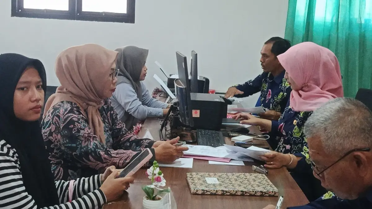 CETAK MANUAL: Pelayanan adminduk di Kantor Kecamatan Ajung, Jember. Di tengah model cetak KTP yang konvensional, pemerintah pusat kini mewacanakan kepemilikan adminduk digital, salah satunya untuk digitalisasi bansos. (MAULANA/RADAR JEMBER)