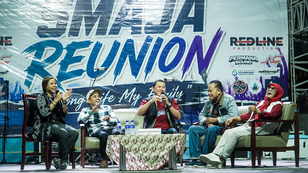 TALKSHOW: Salah satu acara milad SMAJA ke-36 diisi dengan talkshow bersama alumni dan guru purna SMAN Arjasa Jember, dari kiri: Owner EO Redline Ayuningtyas Saptarini, Pengurus Pusat IOF Dhimas Krisdianto, Direktur Teknik Perumdam Tirta Pandalungan Jember Rendra Wirawan, Didik Prihadi Guru Fisika (Purna), dan Ismi Sulistyawati Guru Matematika (Purna). (foto: Tri Joko S/Jawa Pos Radar Jember)