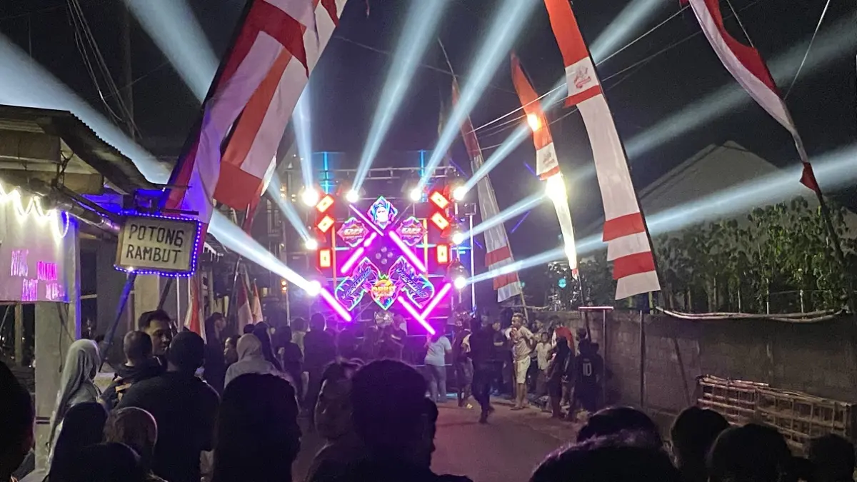 DATANGKAN DARI MALANG: Untuk memeriahkan acara Karnaval dalam rangka HUT RI ke-81, di Desa Sruni, Kecamatan Jenggawah, warga mendatangkan sound dari Kota Malang pada Rabu (5/8). (JUMAI/RADAR JEMBER)