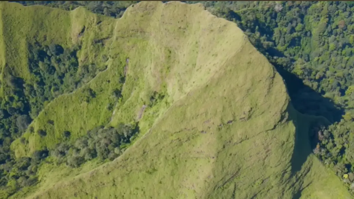 MEMBENTANG: Punggung Naga Gunung Piramid memang menjadi primadona bagi para pendaki. Namun, tingkat bahayanya sangat tinggi yang membuat gunung ini akhirnya ditutup.(TANGKAPAN LAYAR CHANNEL YOUTUBE RIKAS HARSA OFFICIAL)