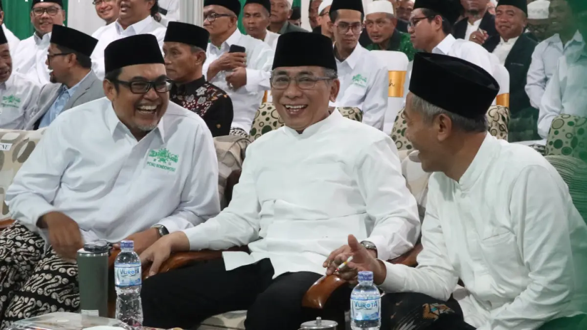 RAMAH: Ketua PCNU Bondowoso, Dr H Syaeful Bahar (kiri) berbincang santai dengan Ketua Umum PBNU KH Yahya Cholil Staquf (tengah).(DOK PCNU BONDOWOSO)
