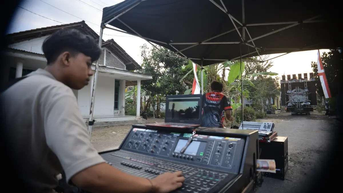 TES SUARA: Fala Aditia Buditama, owner LA Sound Styling Generation cek sound h-1 karnaval di Desa Jatimulyo, Jumat (7/8). (M. ADHI SURYA/RADAR JEMBER)