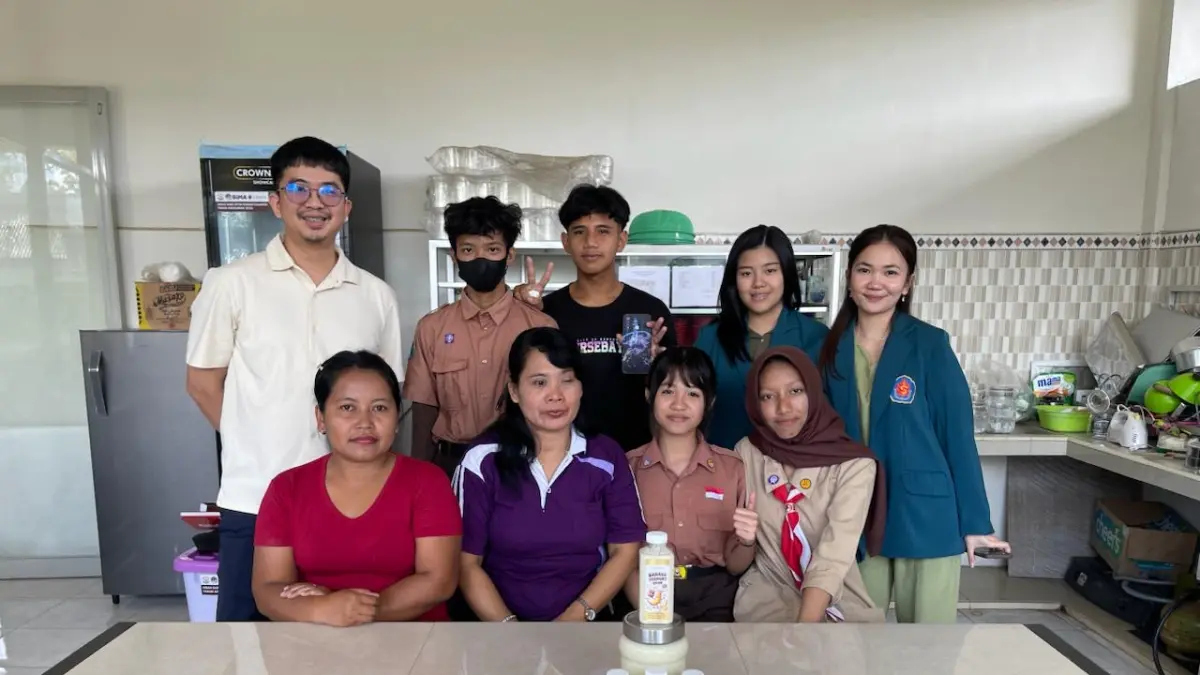 FOTO BERSAMA: Siswa ABK SLBK saat membagikan momen foto bersama dari hasil  pengabdian di masyarakat.