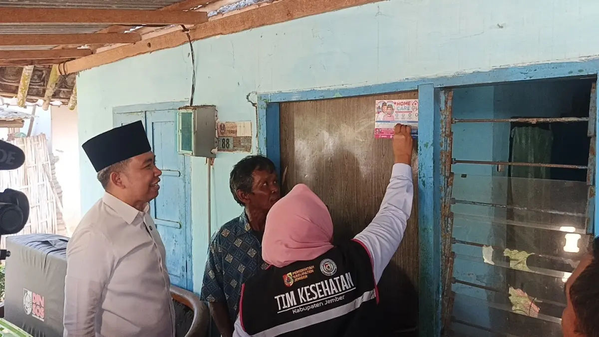HANGAT: Bupati Gus Fawait saat meninjau pasien Homecare, saat Bunga Desaku di Desa Rowotengah, Sumberbaru, (9/8). Pada saat yang sama, ada lawatan jajaran Kementerian PKP membawa program RTLH yang bakal disinergikan dengan Homecare. (MAULANA/RADAR JEMBER)