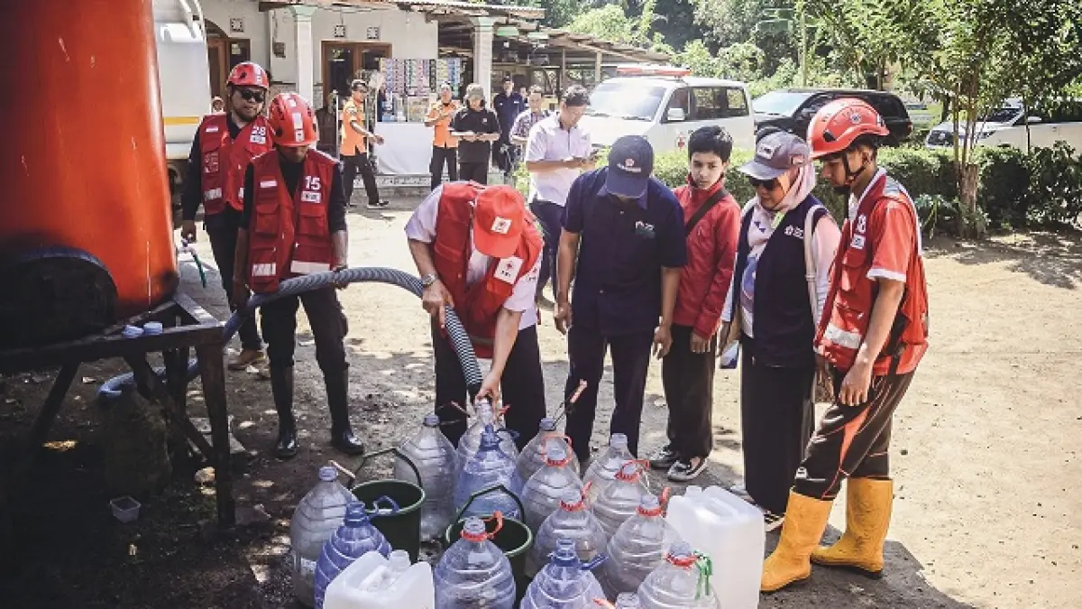 KESULITAN AIR BERSIH: Petugas melakukan distribusi air bersih ke Dusun Bunder, Desa Sumberpinang, Kecamatan Pakusari, Juli lalu. Kini, kekeringan meluas di lima wilayah. (SIDKIN ALI/RADAR JEMBER)
