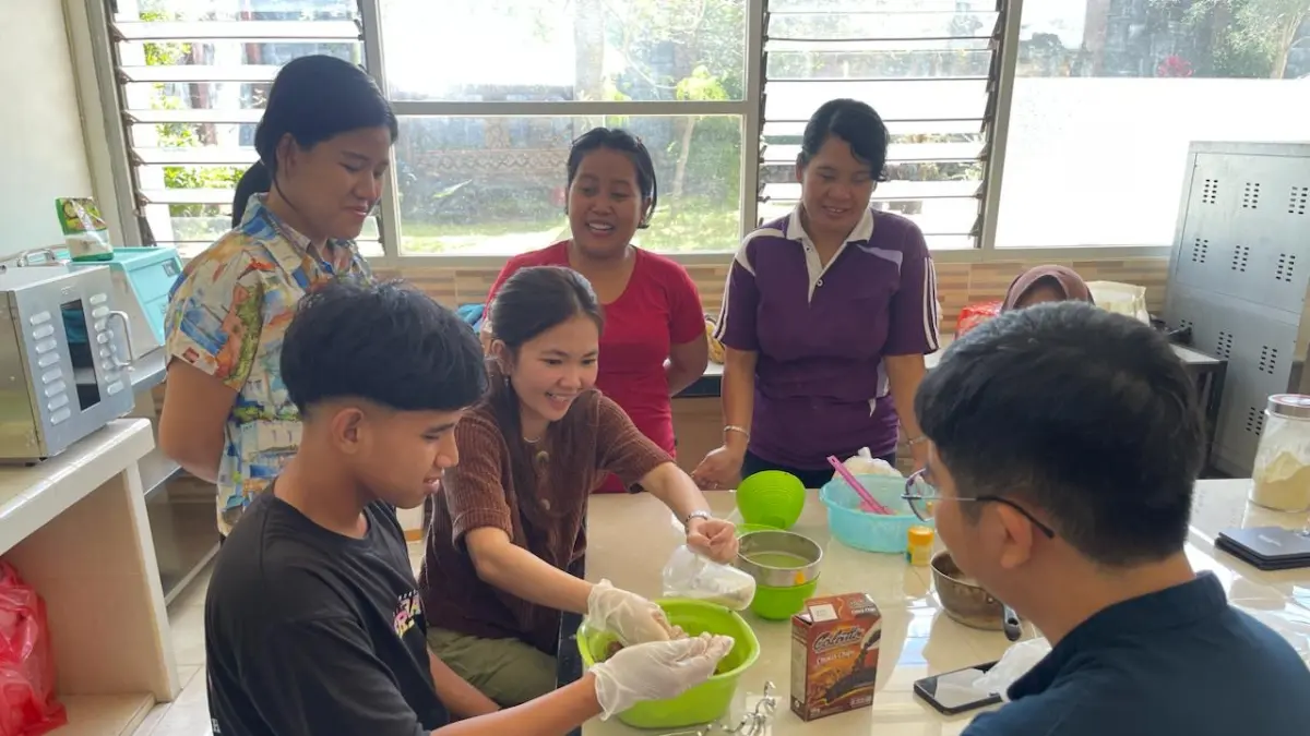 PRODUKSI: Proses pembuatan olahan chocolate cookies.