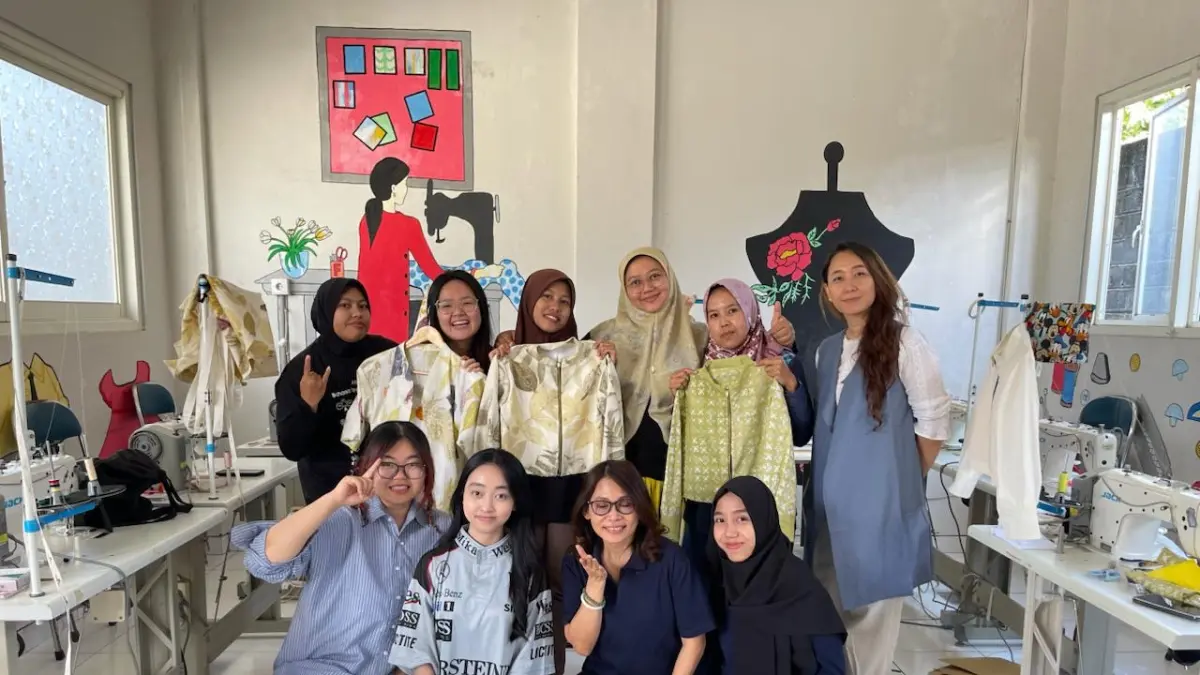 RILIS: Siswa ABKA SLBK saat merilis jaket crop wanita.