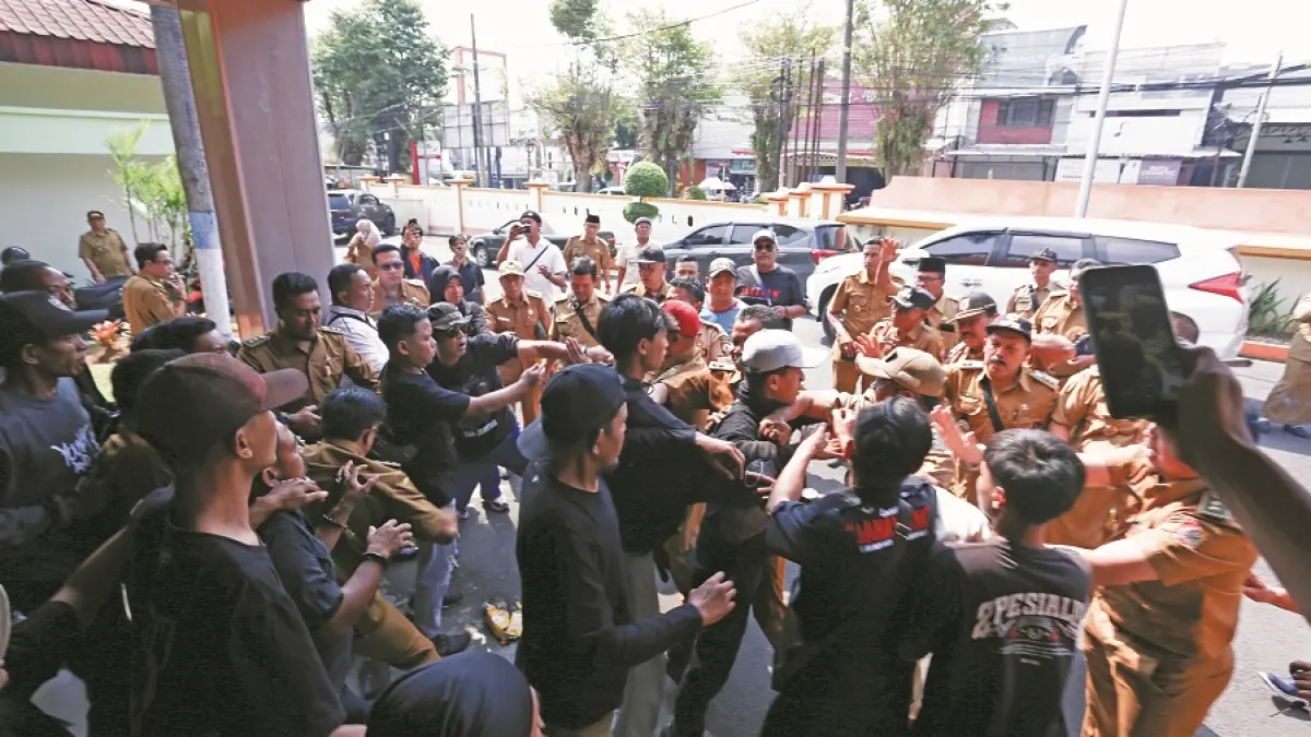 TEGANG: Suasana memanas massa aksi antiutang dengan kades di DPRD Jember dan Bapenda Jember, kemarin (10/8). (SIDKIN ALI/RADAR JEMBER)