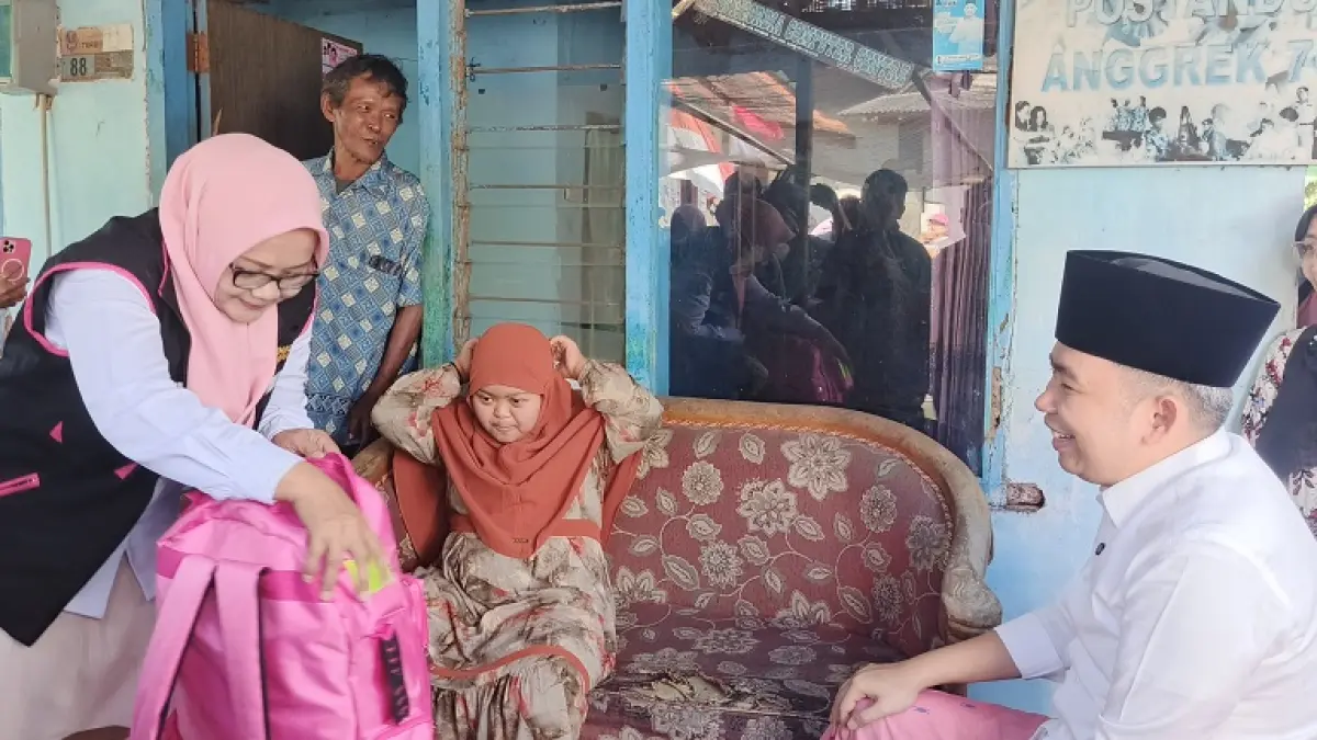 BERBAGI TAWA: Homecare di salah satu sasaran di Desa Rowotengah Sumberbaru (9/8). Selain cek kesehatan, pasien juga diberi paket sembako hingga kebutuhan papan. (MAULANA/RADAR JEMBER)