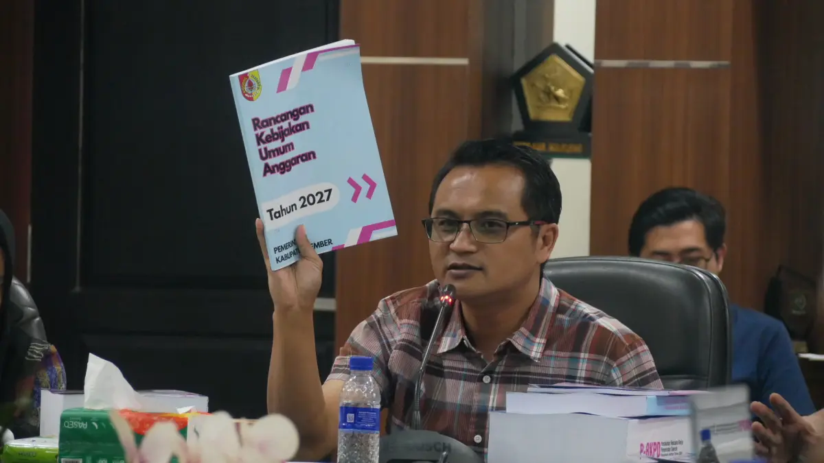 DINAMIS: Wakil Ketua DPRD Jember Widarto memegang buku KUA-PPAS 2027 dalam rapat lanjutan Banggar bersama TAPD Pemkab Jember di ruang Banmus DPRD Jember. (SIDKIN ALI/RADAR JEMBER)