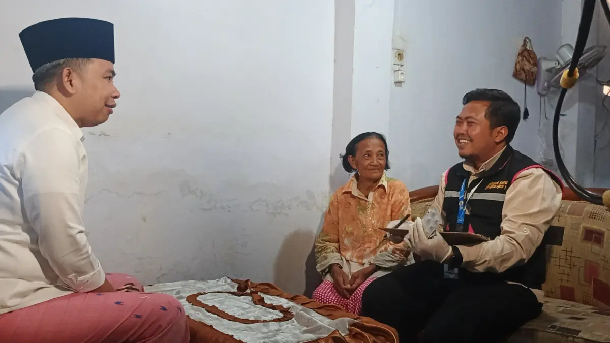 HARU BAHAGIA: Seorang lansia tunggal tak kuasa menahan bahagia saat didatangi rombongan bupati beserta tim medis, saat peninjauan Homecare di Yosorati, Sumberbaru (9/8). (MAULANA/RADAR JEMBER)