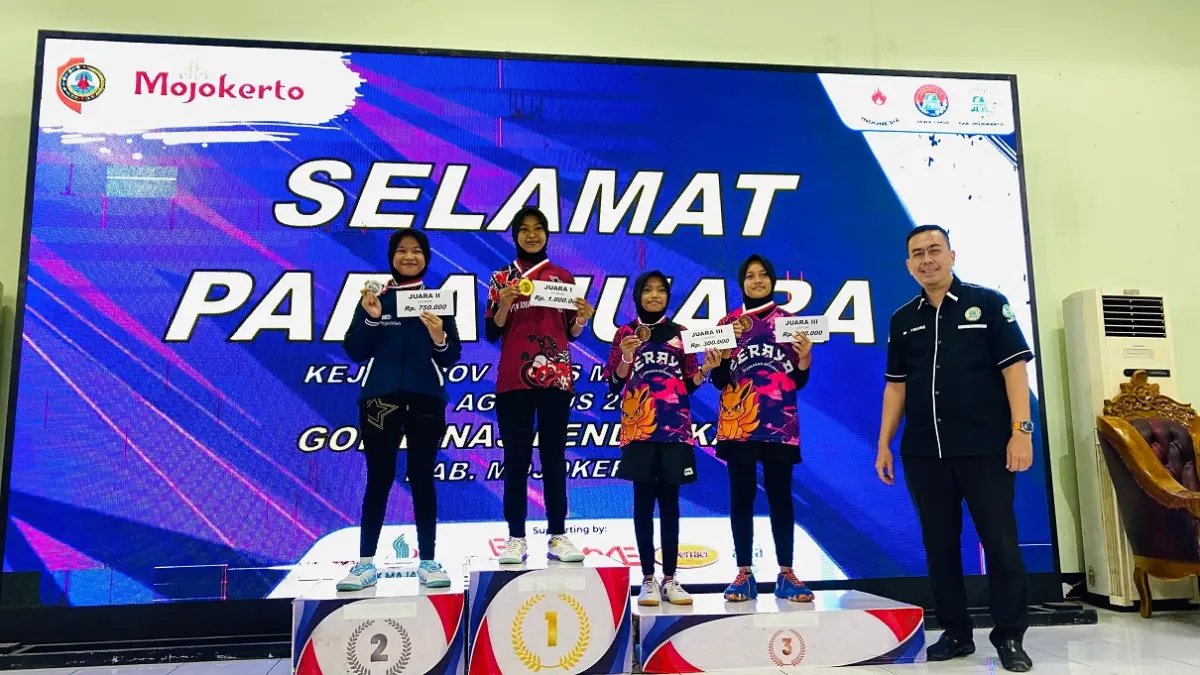 JUARA: Atlet PTM Anugerah Kencong Jember berhasil naik podium posisi pertama dalam Kejurprov Tenis Meja di Kabupaten Mojokerto, pekan lalu. (PTM Anugerah Kencong )