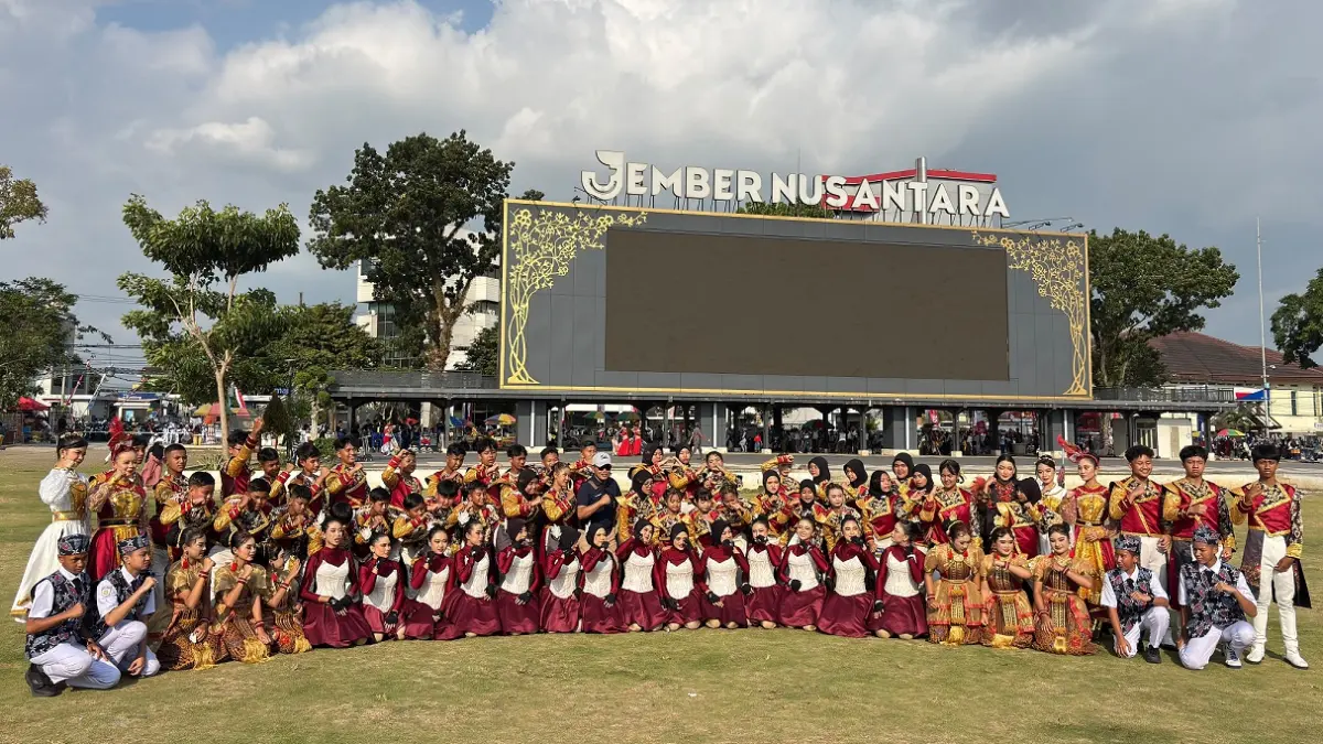 JUARA: Tim Marching Band dan Tari SMPN 2 Jember berfoto bersama Kepala SMPN 2 Jember Heru Wahyudi saat IJMC 2026, akhir pekan lalu. Tim Gistara Spada berhasil meraih 6 juara internasional. (SMPN 2 JEMBER)
