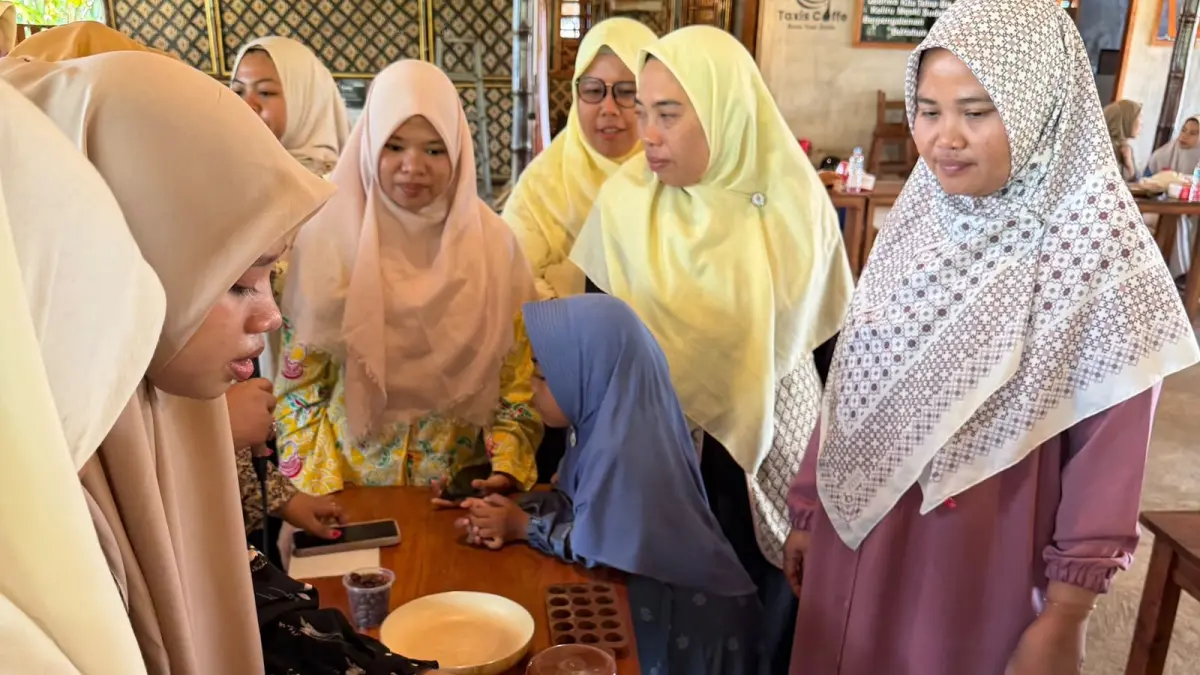 Melalui praktik tersebut, kader tidak hanya memperoleh informasi mengenai pangan sehat, tetapi juga mendapatkan keterampilan dasar yang dapat diterapkan kembali di lingkungan keluarga. 