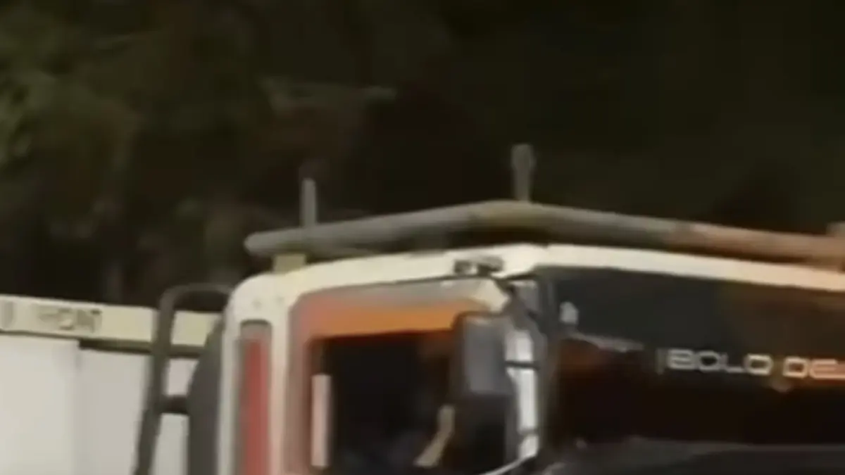 Tangkap layar mobil Alphad milik Kia Anwar Zahid ditabrak