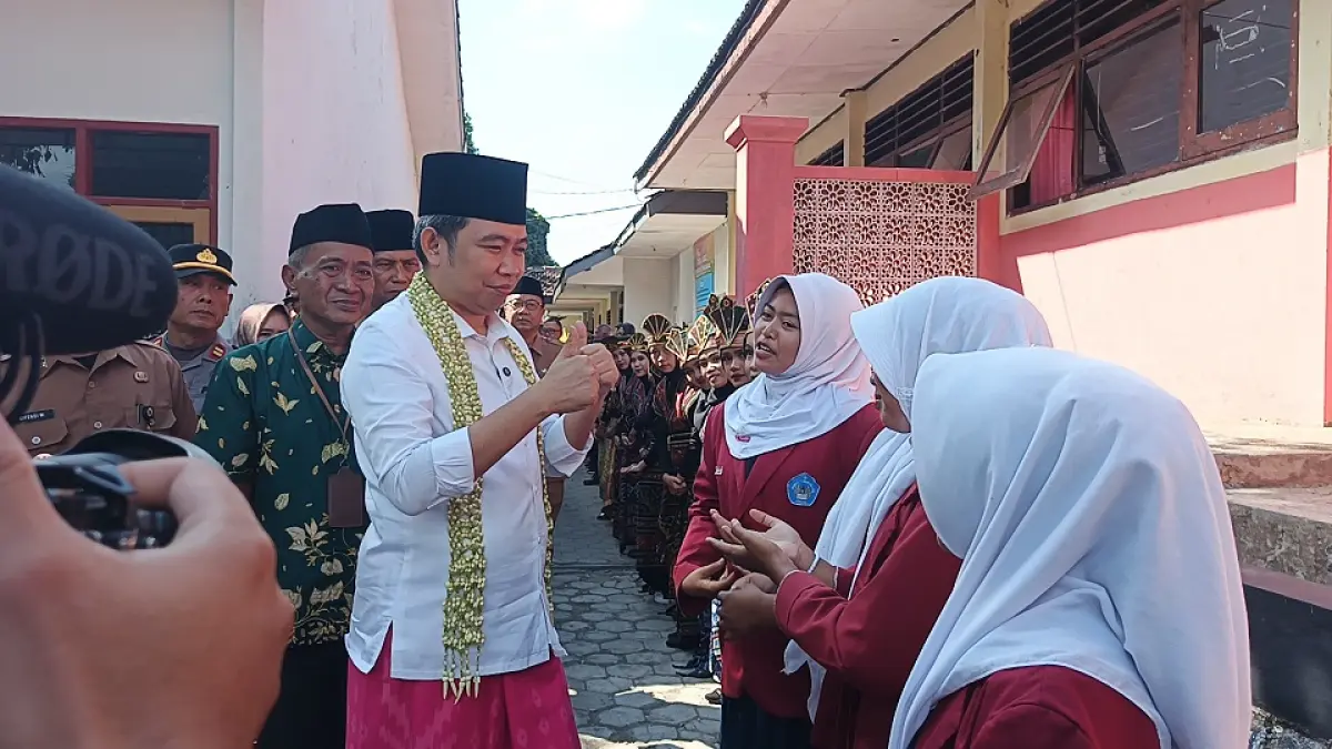 DUKUNG KUALITAS PENDIDIKAN: Gus Fawait bertemu dengan pelajar SMP di sela-sela giat Bunga Desaku. Di kesempatan lain, ia memastikan dukungan untuk pendidikan anak-anak ini salah satunya melalui program revitalisasi gedung sekolah dari pemerintah pusat. (MAULANA/RADAR JEMBER)