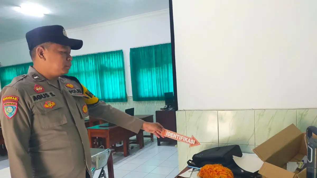 DATANGI: Pihak kepolisian Lumajang saat mendatangi lokasi kejadian pembobolan maling.
