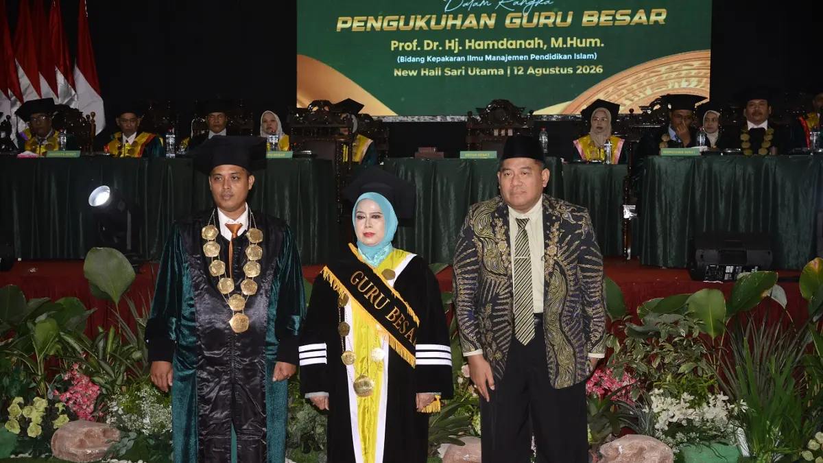 GURU BESAR: Foto bersama usai penyematan selendang pengukuhan guru besar UIJ, Prof Hamdanah Utsman (tengah) bersama Ketua YPNU Jember, KH Abdullah Syamsul Arifin (kanan) beserta Rektor UIJ Dr Ahmad Halid. (M. ADHI SURYA/RADAR JEMBER)