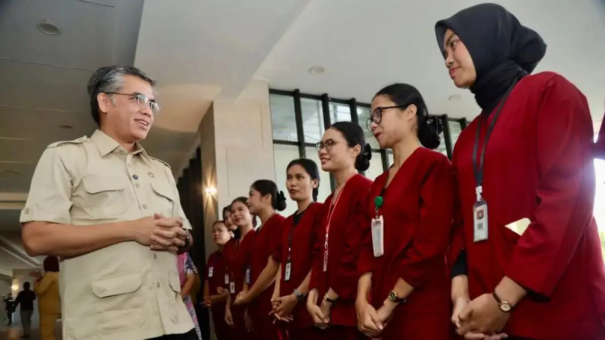 Menaker Yassierli menyapa para peserta MagangHub di Jakarta. (Kemnaker)