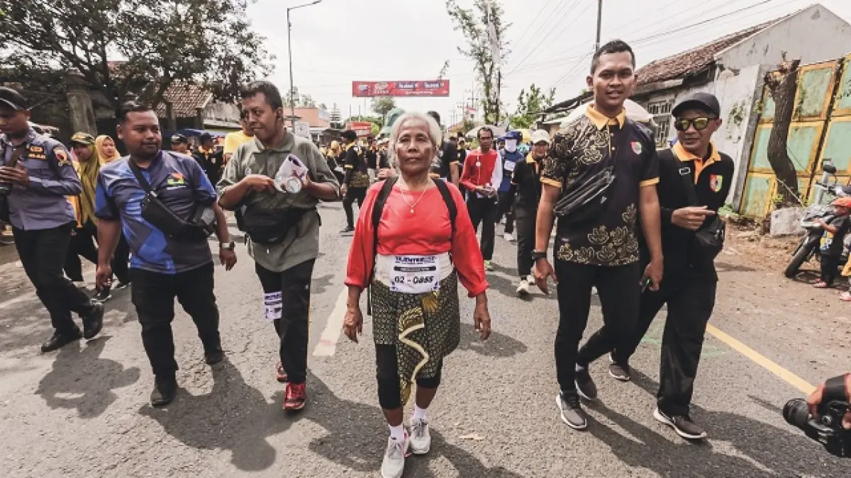 OLAHRAGA MASSAL: Para peserta Tajemtra 2025 lalu. Pemkab ingatkan agar peserta mulai rutin berlatih agar kuat dan mampu menyelesaikan rute sepanjang 31 kilometer. DOKUMENTASI RADAR JEMBER