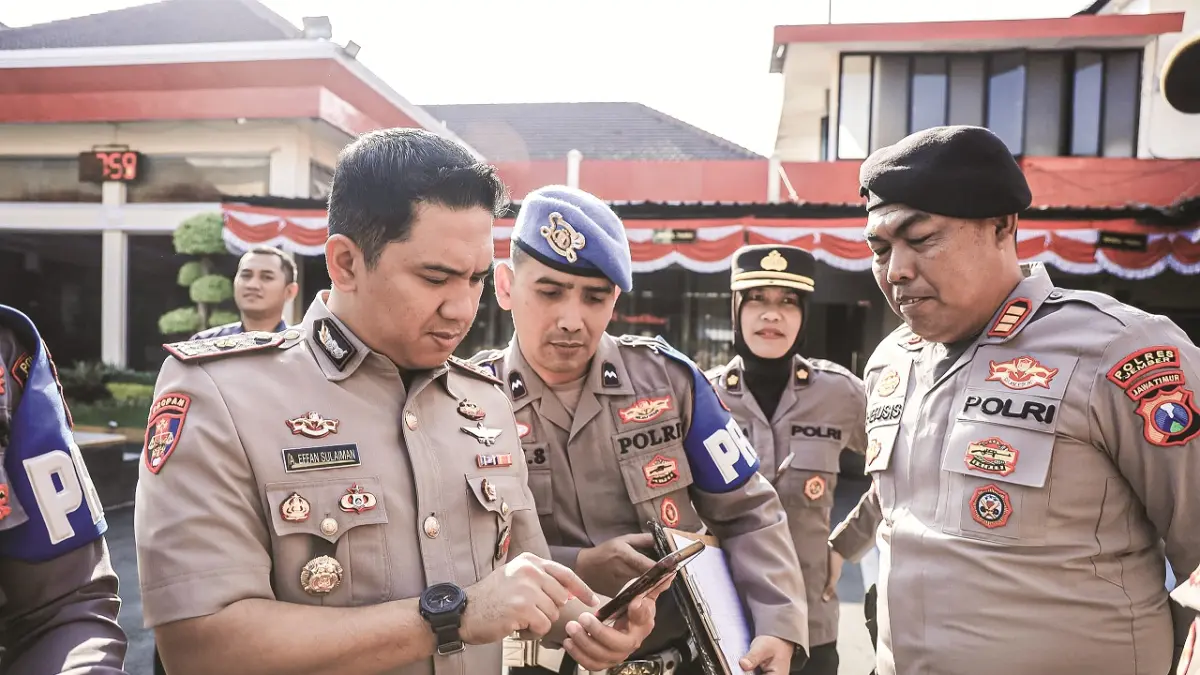 PERKETA: Waka Polres Jember Kompol Antonio Effan Sulaiman (kiri) menyisir ponsel anggota Polres Jember sebagai langkah ancaman judol. (POLRES JEMBER)
