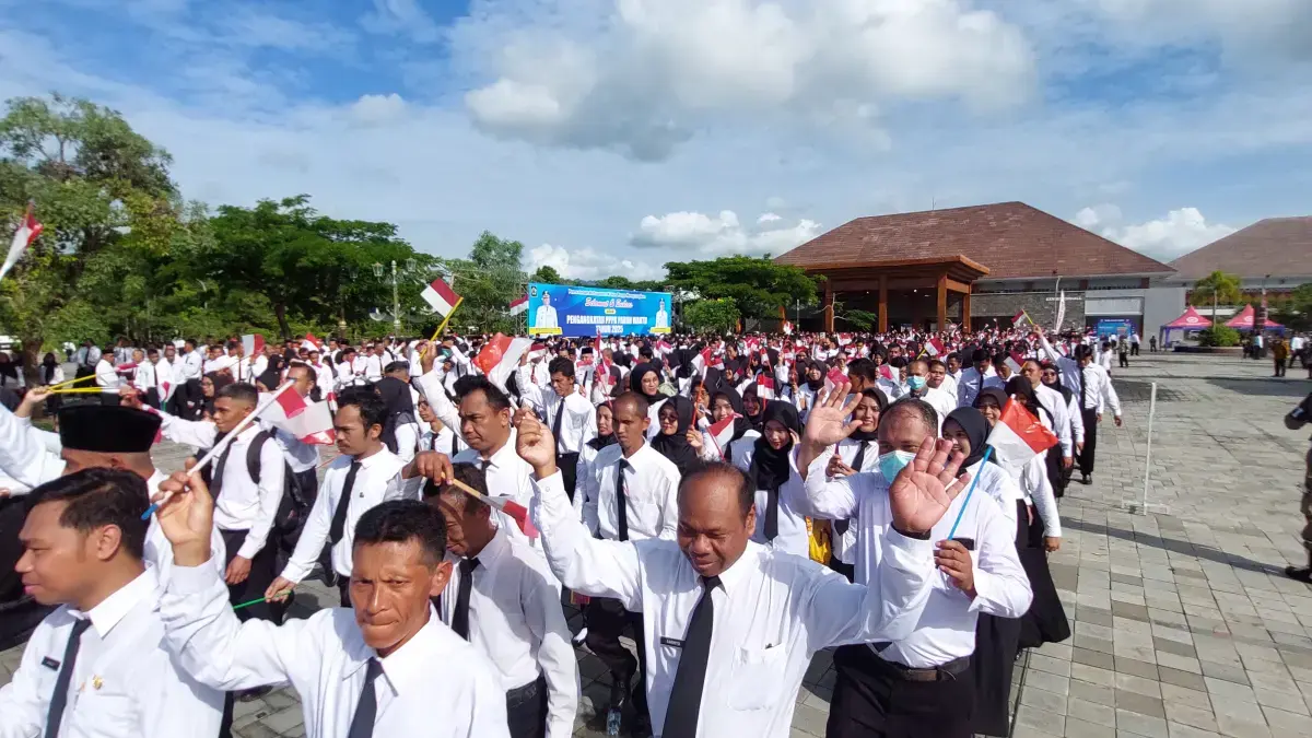 Ribuan PPPK Paruh Waktu merayakan pengangkatan setelah menerima SK pengangkatan. (RADAR PURWOREJO)