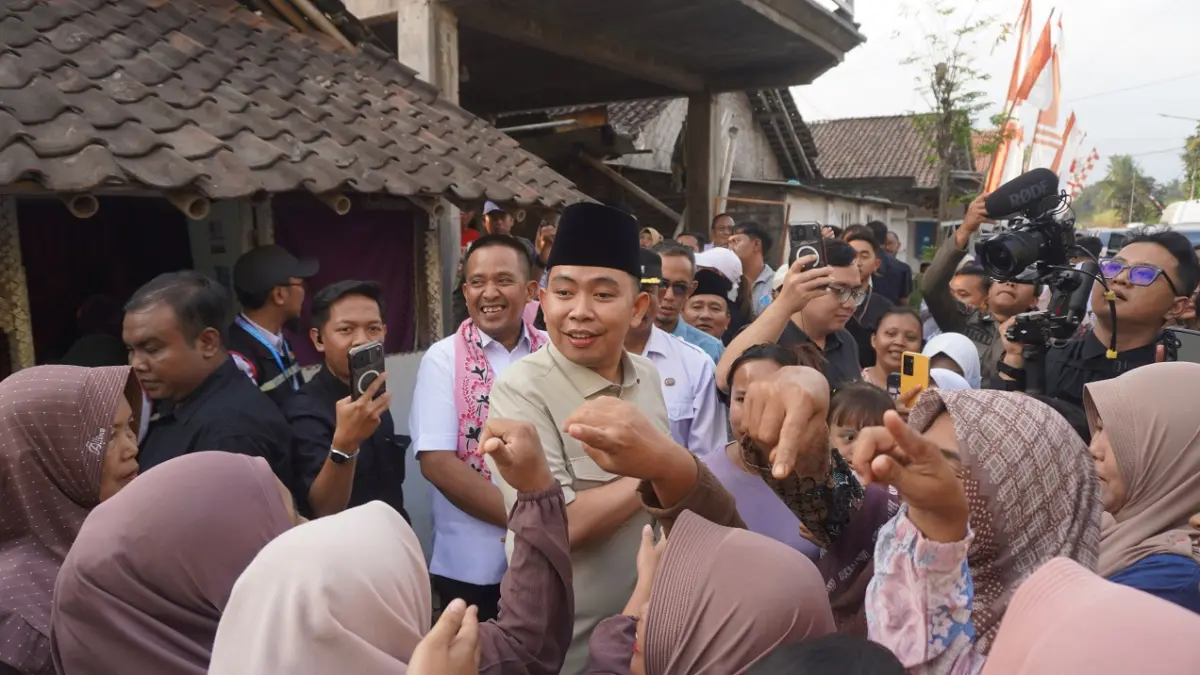 HANGAT: Momen Gus Fawait dikerumuni warga, di sela-sela peninjauan pasien Homecare, di Desa Yosorati, Kecamatan Sumberbaru, (5/8). Seketika, warga yang mayoritas ibu-ibu itu mengutarakan unek-uneknya soal jalan rusak sambil menunjuk ke arah selatan. (Maulana/Radar Jember)