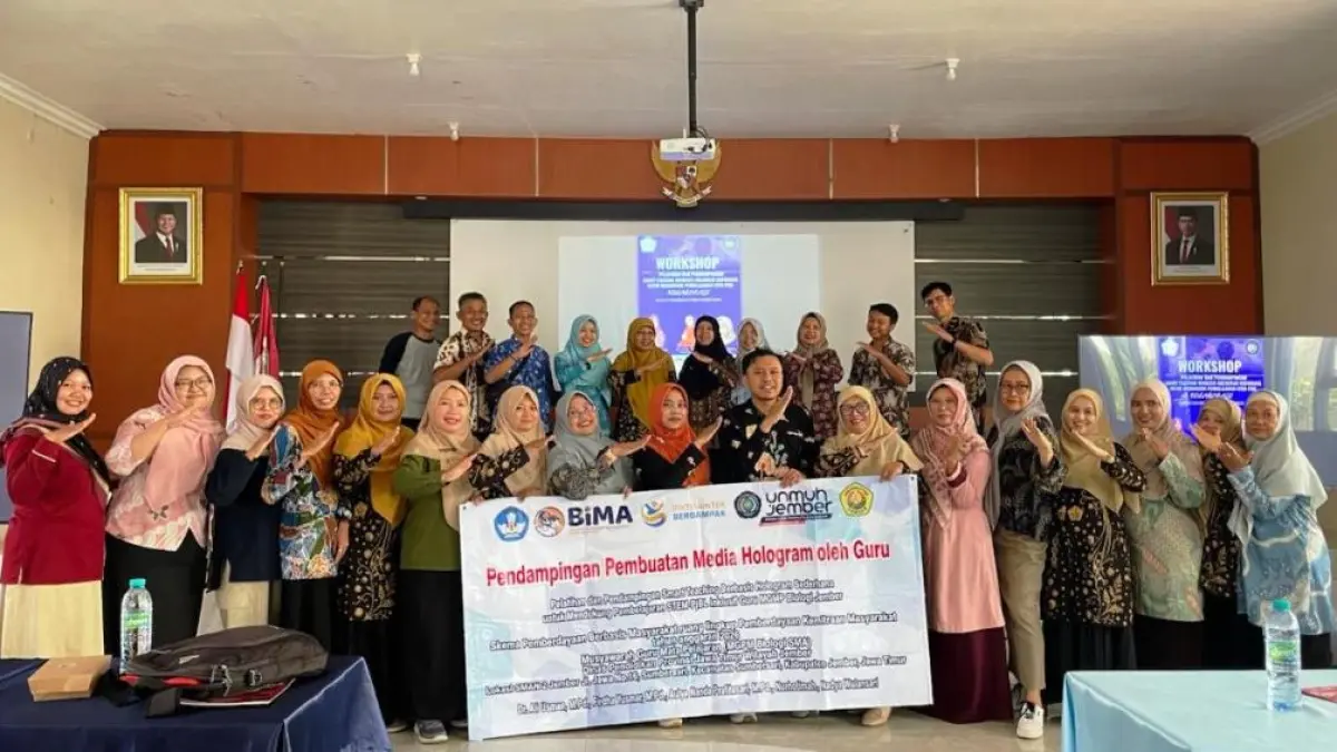 Ketua pelaksana program pengabdian kepada masyarakat dari Universitas Muhammadiyah Jember, Dr. Ali Usman, M.Pd., foto bersama guru peserta dalam Program pengabdian kepada masyarakat yang dilaksanakan bersama Musyawarah Guru Mata Pelajaran (MGMP) Biologi SMA Kabupaten Jember.