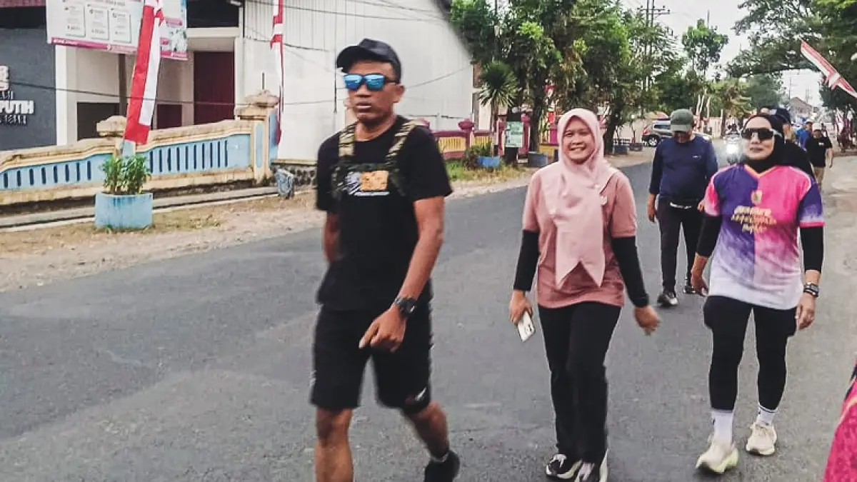 BERLATIH: Warga Jember berlatih jelang Tajemtra 2026 yang akan digelar 5 September mendatang. (AINUL)