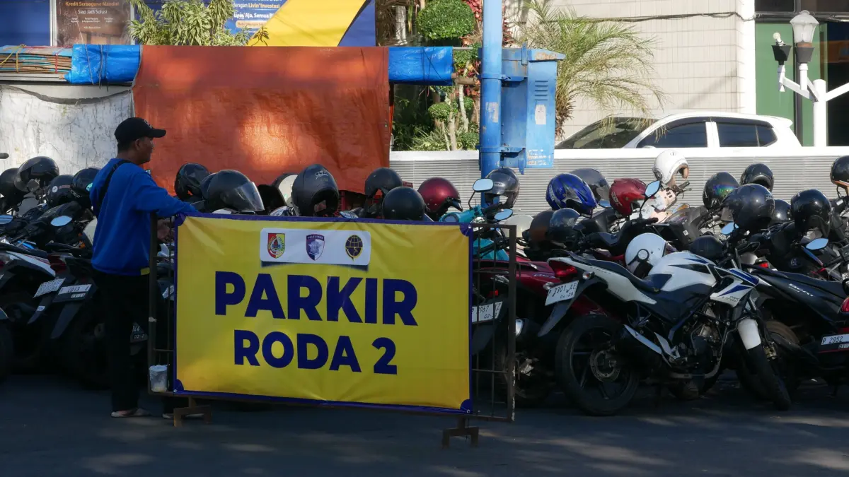 DITATA: Kondisi parkir di sekitar Alun-Alun Jember ketika event beberapa waktu lalu. Pemkab menargetkan parkir berlangganan bisa diterapkan Oktober mendatang. (SIDKIN ALI/RADAR JEMBER)