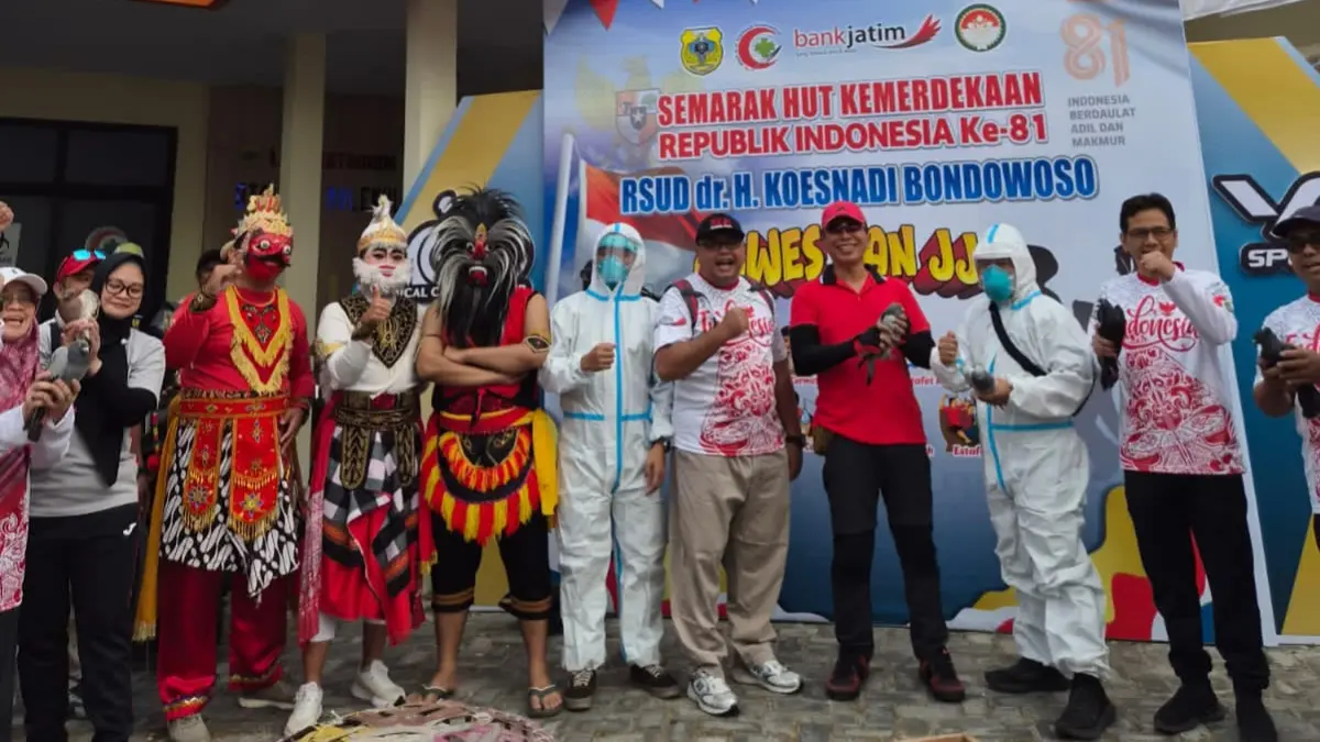 dr. Yus Priatna bersama para pegawai RSUD Koesnadi saat meriahkan HUT RI