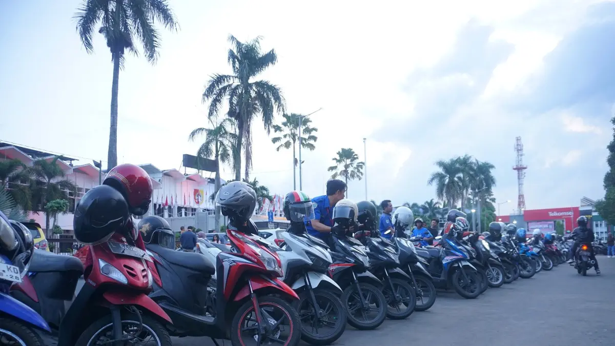PAKIR: Kendaraan roda dua parkir di Jalan Sudarman, Alun-Alun Jember. Walau ada rencana pengembalian sistem parkir menjadi berlangganan, tapi belum ada pembahasan ruas jalan mana saja yang menjadi parkir berlangganan. (YULIO FA/RADAR JEMBER)