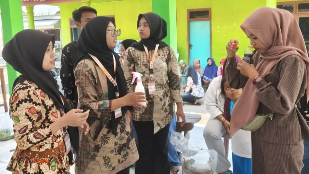 Pemberian bingkisan berupa eco-enzyme dan pupuk organik kepada warga Desa Pondokjoyo sebagai hasil praktik kegiatan GEMPAR (Gerakan Masyarakat Peduli Olah Organik), Kamis (13/8/2026).