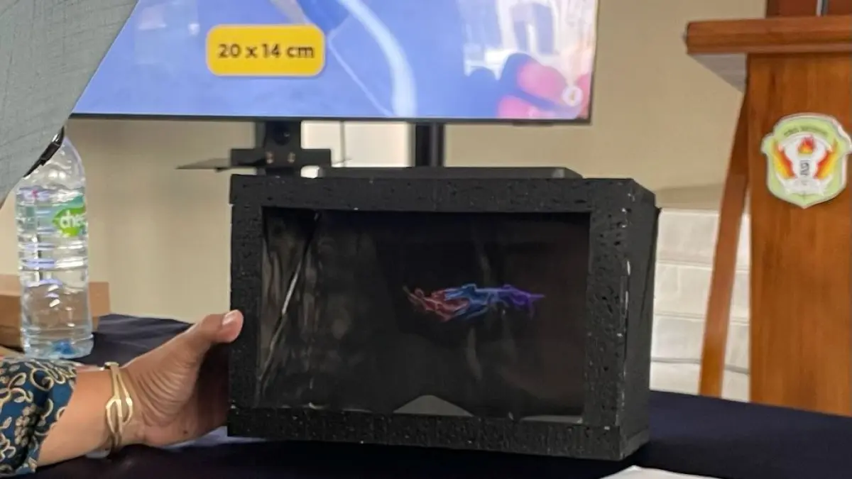 Pendampingan pengembangan media hologram sederhana oleh guru peserta.