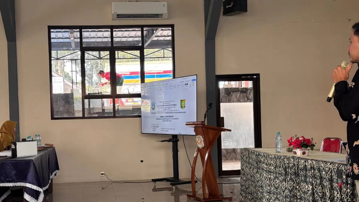 Penyampaian materi Smart Teaching berbasis STEM-PjBL.