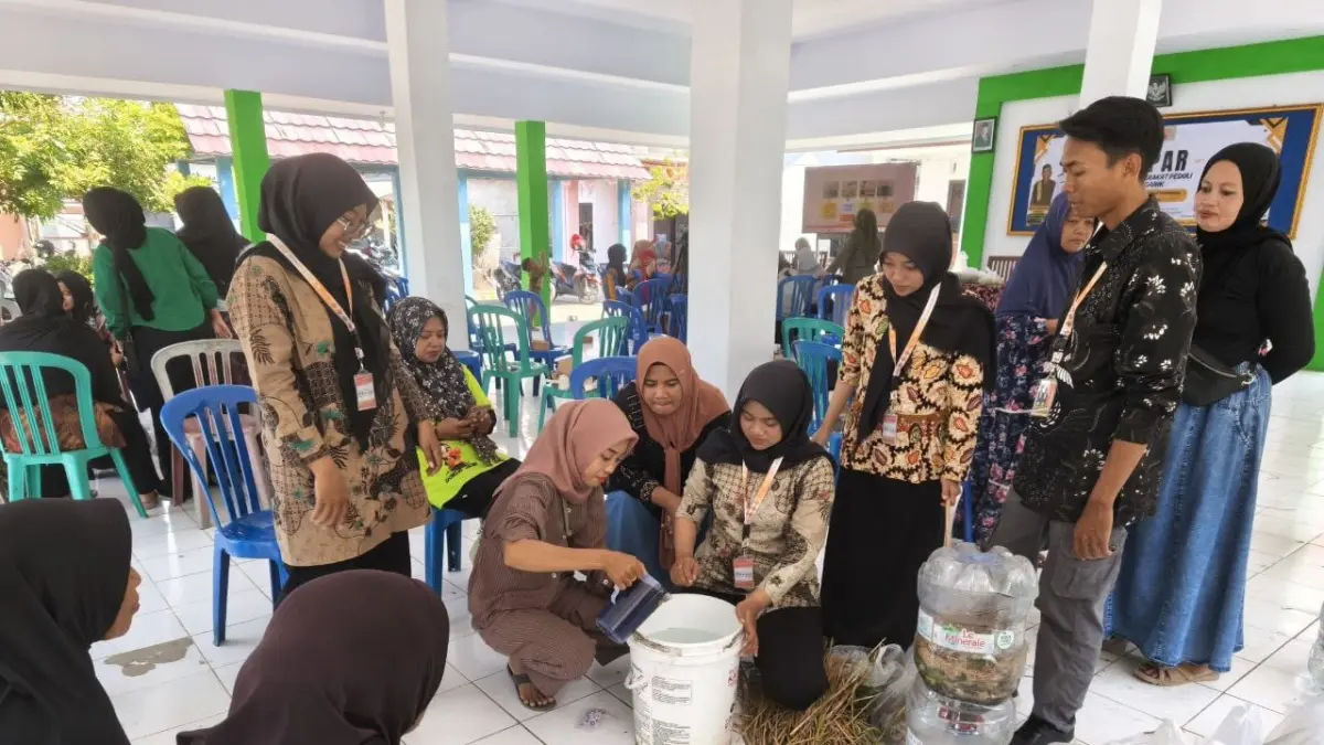 Peserta bersama mahasiswa KKN Kolaboratif #5 Jember mempraktikkan pembuatan eco-enzyme dan pupuk organik dalam kegiatan GEMPAR di Balai Desa Pondokjoyo, Kecamatan Semboro, Jember, Kamis (13/8/2026).