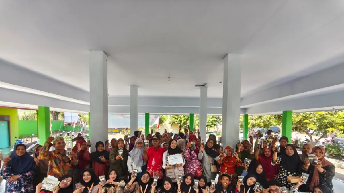 Peserta GEMPAR berfoto bersama mahasiswa KKN Kolaboratif #5 Jember, perangkat Desa Pondokjoyo, PPL, dan Gabungan Kelompok Tani (Gapoktan) setelah kegiatan di Balai Desa Pondokjoyo, Kamis (13/8/2026).