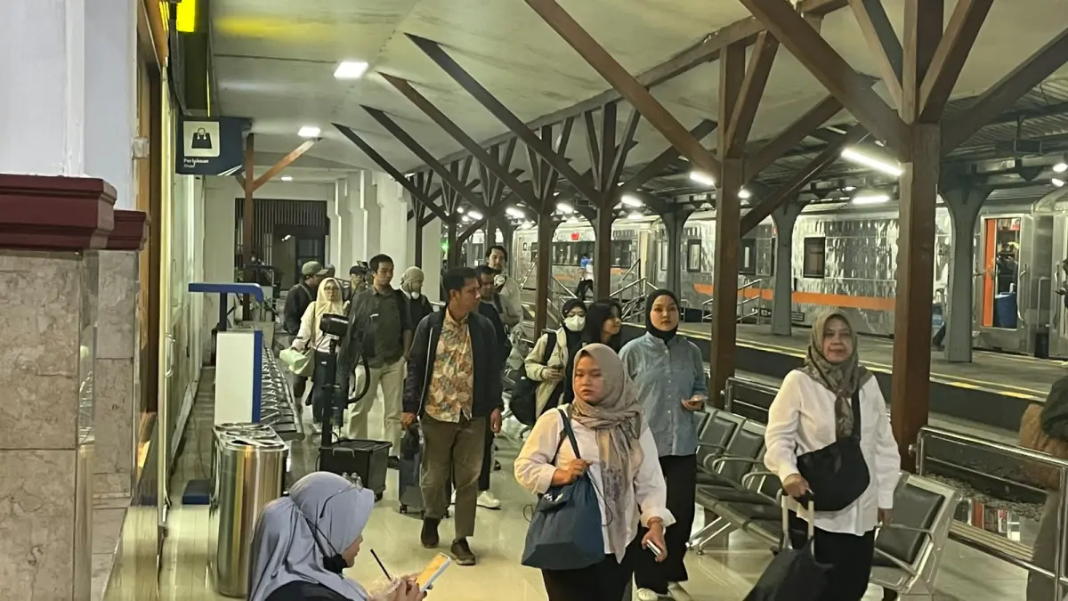 Suasana Kedatangan Penumpang KA Ranggajati di Stasiun Jember (12/8)
