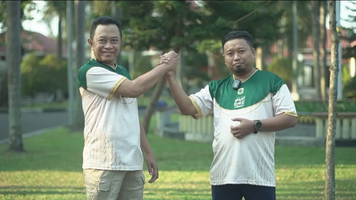 ANTUSIAS: Bupati Bondowoso, Abdul Hamid Wahid (kiri) dan Wabup Bondowoso As