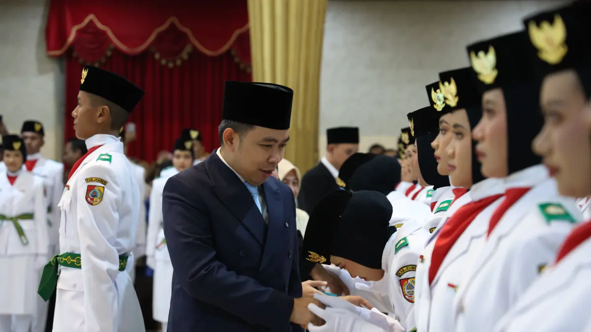 BERI SEMANGAT: Bupati Gus Fawait usai memimpin pengukuhan Paskibraka di Pendapa Wahyawibawagraha, Sabtu malam, (15/8). (Dok. Gus Fawait)