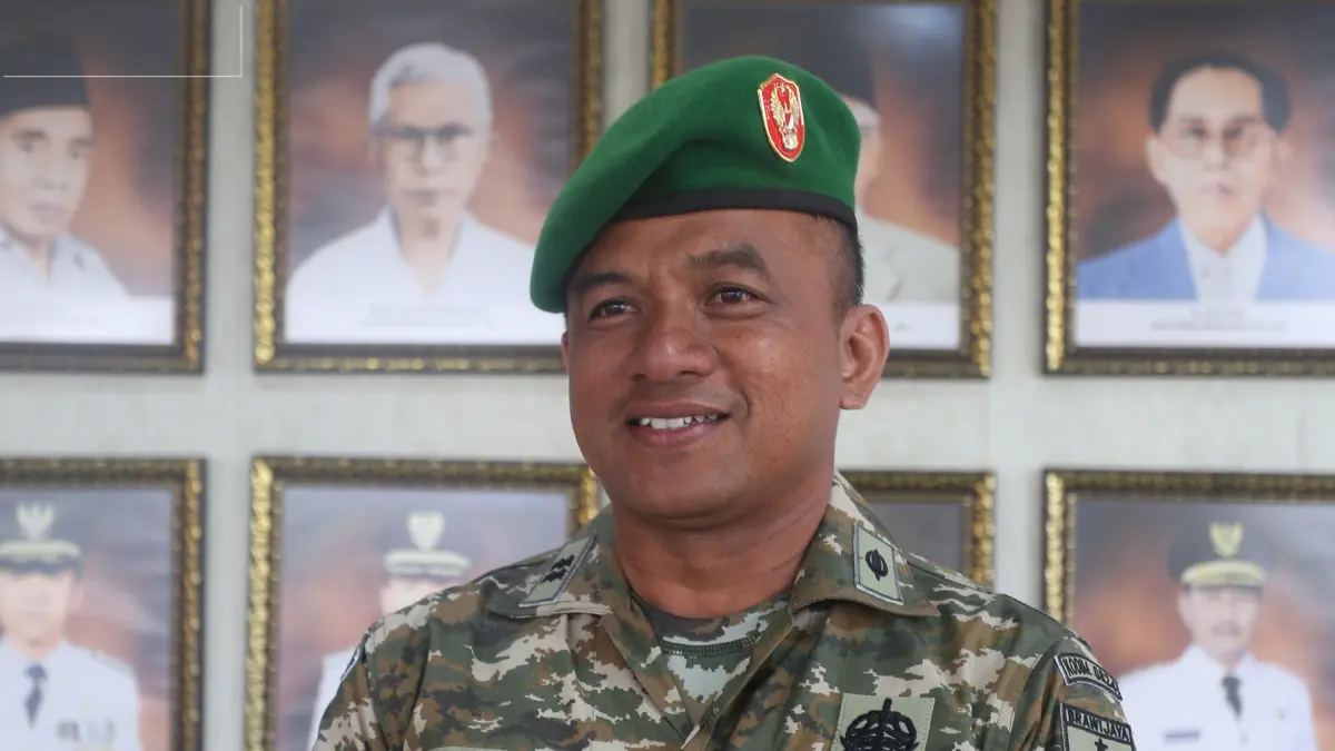 DEDIKASI: Peltu Wawan Wardoyo, pelatih Paskibraka Jember saat melatih pasukan, kemarin (16/8). (SIDKIN ALI/RADAR JEMBER)
