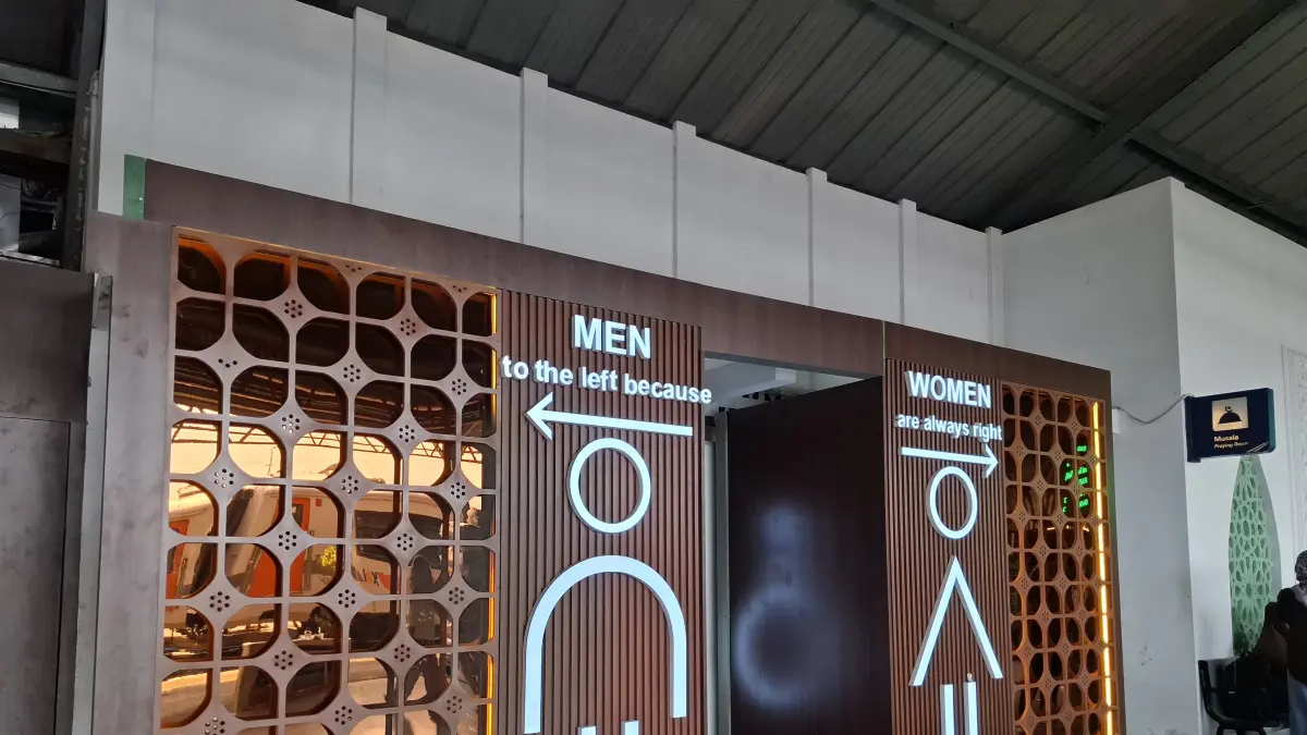 “MEN to the Left, WOMEN are Always Right”, Kreativitas Petunjuk Toilet di Stasiun Semarang Tawang Jadi Sorotan (HUMAS DAOP 4)
