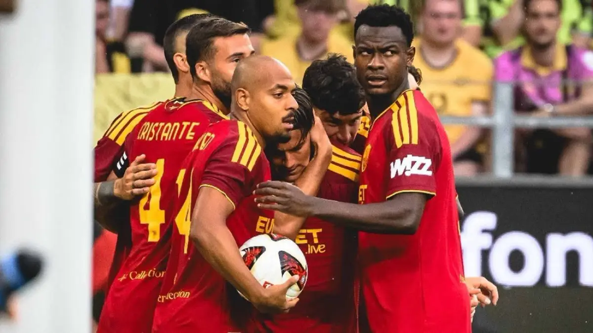 Pemain AS Roma saat merayakan gol