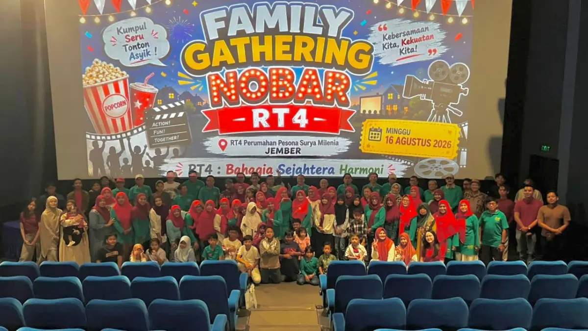 Rayakan HUT RI, Warga Perumahan Milenia Jember Nobar Seni Merayu Tuhan di Bioskop