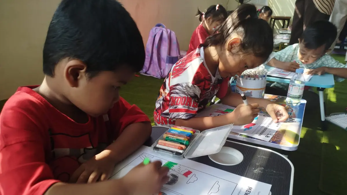 SERU: Kegiatan lomba mewarnai dengan tema kemerdekaan menjadi salah satu cara mengenalkan serunya kegiatan upacara bendera bagi anak-anak usia dini seperti yang dilakukan di Museum Telu, kemarin (16/8). (SIDKIN ALI/RADAR JEMBER)