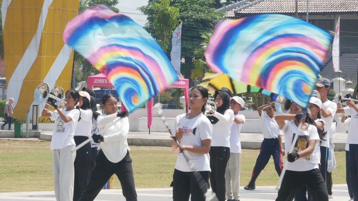 SIAP TAMPIL: Latihan tim marching band saat gladi bersih di Alun-Alun Jember, kemarin. Mereka akan tampil menghibur peserta maupun masyarakat saat upacara HUT RI. (SIDKIN ALI/RADAR JEMBER)