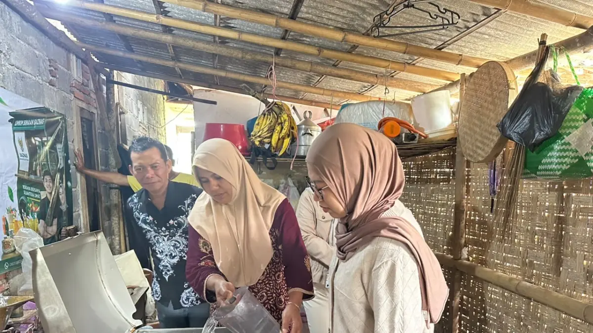 DICOBA: Pelaku UMKM saat mencoba alat pembuat kerupuk.