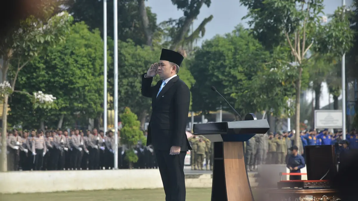 KHIDMAT: Momen Bupati Gus Fawait mengikuti upacara pengibaran Bendera Merah Putih, saat memperingati HUT Ke-81 RI, di Alun-alun Jember, kemarin pagi (17/8).  (SIDKIN ALI/RADAR JEMBER)