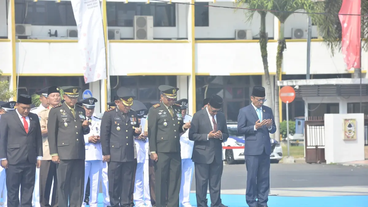 KHIDMAT: Para pejabat dan tamu undangan VIP laki-laki berdiri berpanas-panasan saat Upacara Peringatan HUT ke-81 Kemerdekaan RI di Alun-Alun Jember, kemarin. Ini kali pertama diterapkan oleh Pemkab Jember. (SIDKIN ALI/RADAR JEMBER)